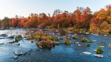 Temiz dağ nehir taşları ile