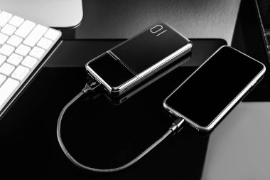 power bank patlayıcıları siyah arkaplanda izole edilmiş akıllı telefon