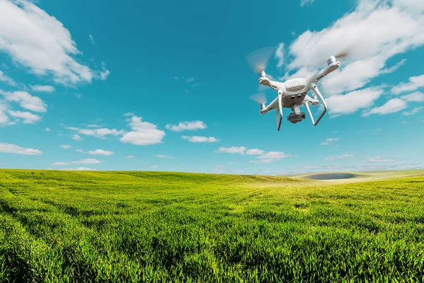 Copter drone quad sur champ de maïs vert — Photo