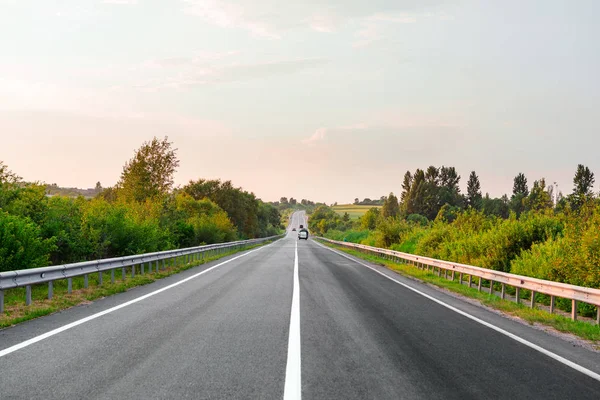 Asfalt yollar ve mavi gökyüzünün altındaki dağlar