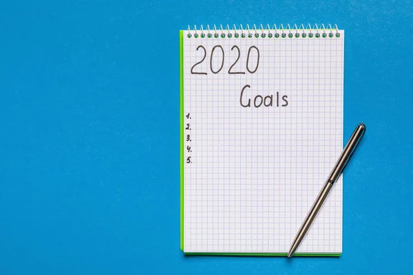 2020 Cele w jego notatniku. Koncepcja uchwał noworocznych. Góra vi — Zdjęcie stockowe