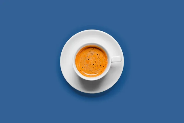 Café negro en una taza sobre un fondo azul — Foto de Stock