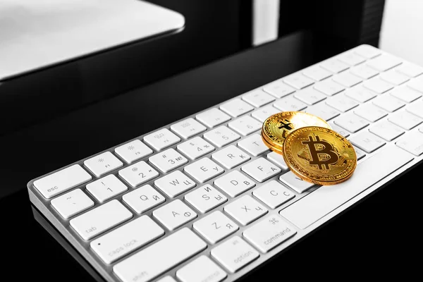 Bitcoin kryptowaluta monety na klawiaturze — Zdjęcie stockowe