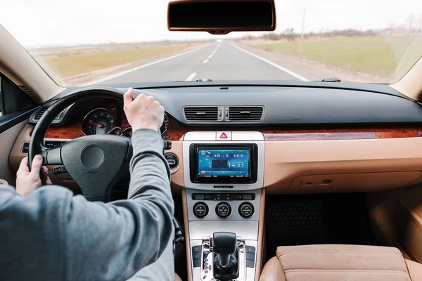 El hombre que conduce el coche moderno —  Fotos de Stock