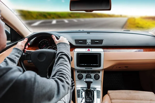 O homem dirigindo o carro moderno — Fotografia de Stock