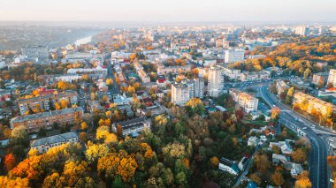 İHA 'dan modern bina manzaralı şehir trafiği