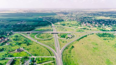 Yukarıdan manzara yol ve alanı göster