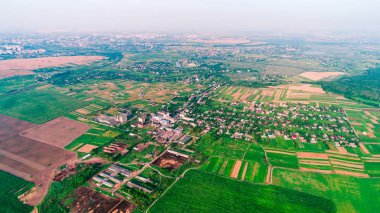 Avrupa köyü, nehir, orman. Hava görünümü.