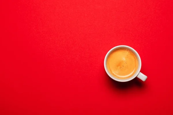 Black coffee in a cup on a red background — 스톡 사진