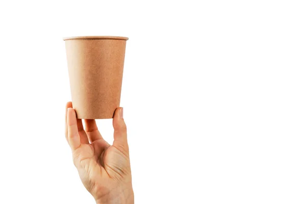 Mockup della mano della donna che tiene una tazza di carta da caffè isolata su whit — Foto Stock