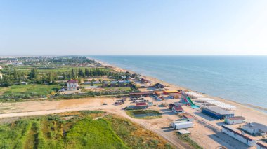 Güzel sahil manzarası. Deniz suyunun üzerindeki hava aracı.