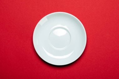 boş beyaz plaka kırmızı arkaplanda izole edildi