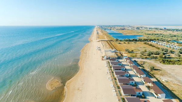 Pemandangan pantai yang indah. Pesawat tak berawak di atas air laut. — Stok Foto