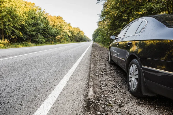 Coche negro en asfalto carretera —  Fotos de Stock