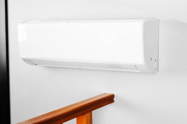 Duvarda beyaz bir klima var. Resmi kapat @ info