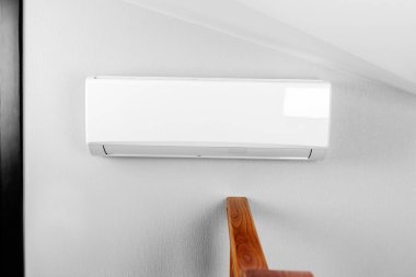 Duvarda beyaz bir klima var. Resmi kapat @ info