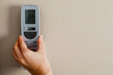 Klimalı uzaktan kumandalı el.