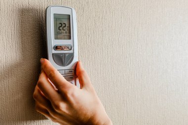 Klimalı uzaktan kumandalı el.