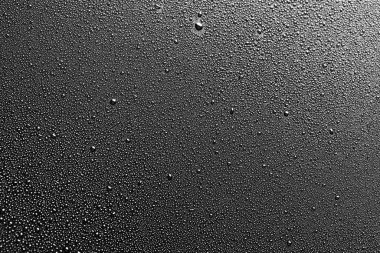 damla su makro siyah bir zemin üzerine