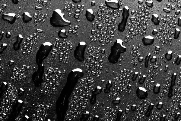 Капли водяного макроса на черном фоне — стоковое фото