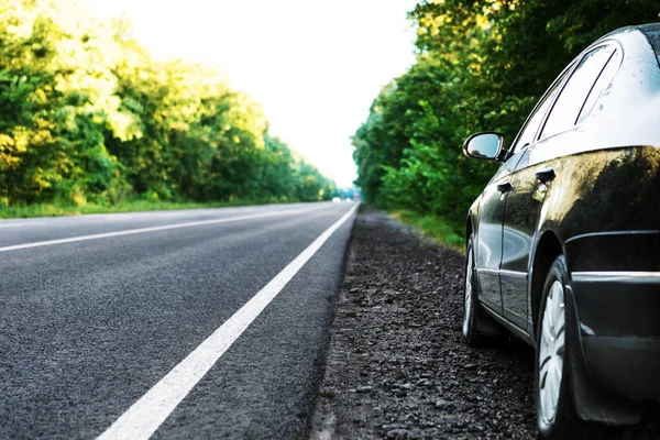 Coche negro en asfalto carretera —  Fotos de Stock