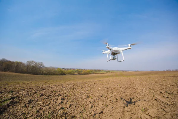 Drohnen-Quad-Copter auf grünem Maisfeld — Stockfoto