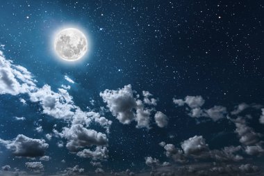 Arkaplan gece gökyüzü yıldızlar, ay ve bulutlarla.
