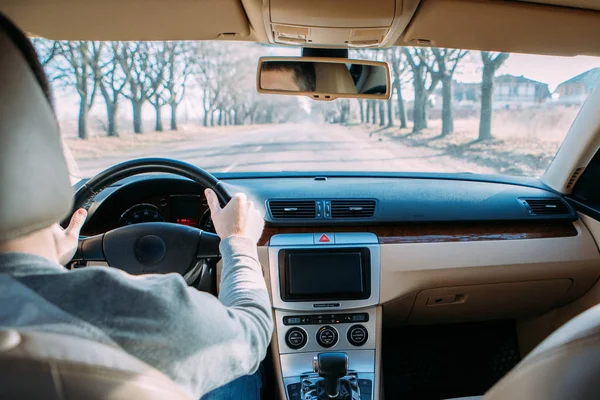 El joven que conduce el coche moderno en la carretera de asfalto —  Fotos de Stock