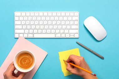 Bir fincan kahveyle en iyi iş yeri manzarası. Boş kablo