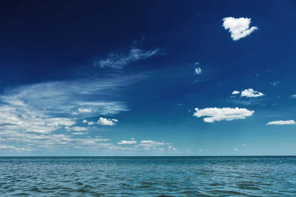 Flygfoto över solen stiger över havet. — Stockfoto