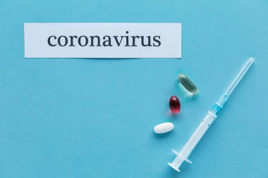Coronavirus 2019 n-Cov konsepti. Coronavirus ilaçları ve renk arkaplanı tableti