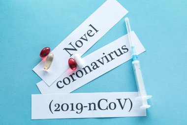 Coronavirus 2019 n-Cov konsepti. Coronavirus ilaçları ve renk arkaplanı tableti