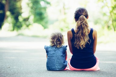 anne ve kızı parkta birlikte oturup