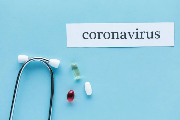 Coronavirus 2019 Cov概念 彩色背景下的头孢病毒和片剂药物 — 图库照片