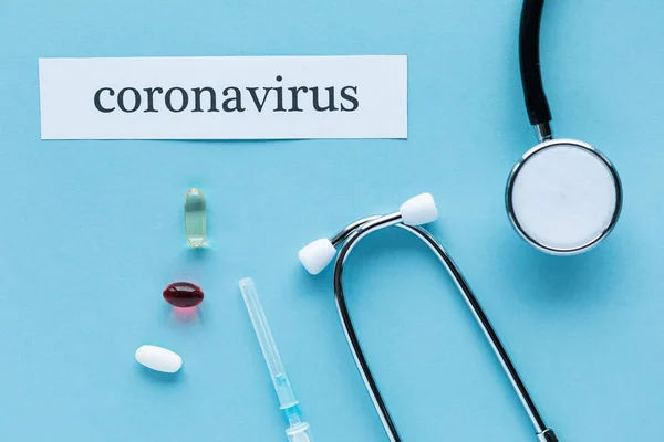 Coronavirus 2019 Cov概念 彩色背景下的头孢病毒和片剂药物 — 图库照片