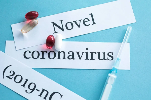 Coronavirus 2019 Cov概念 彩色背景下的头孢病毒和片剂药物 — 图库照片