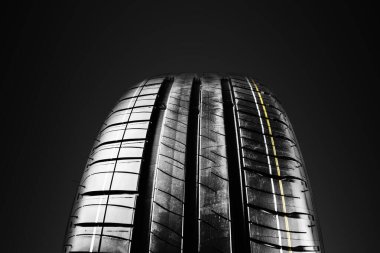 Lastik siyah arka planda izole edilmiş. Yaz arabası lastiği