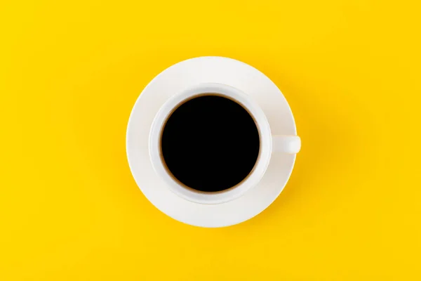 Café Negro Una Taza Sobre Fondo Amarillo — Foto de Stock