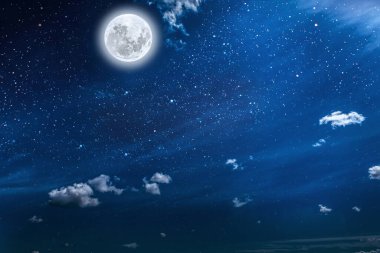 Arkaplan gece gökyüzü yıldızlar, ay ve bulutlarla