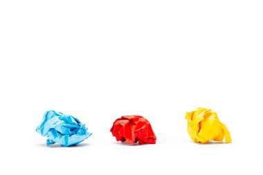 Buruşmuş kağıt top beyaz arkaplanda izole