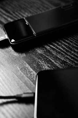power bank patlayıcıları siyah arkaplanda izole edilmiş akıllı telefon