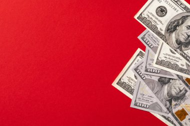 para kırmızı arkaplanda izole edildi