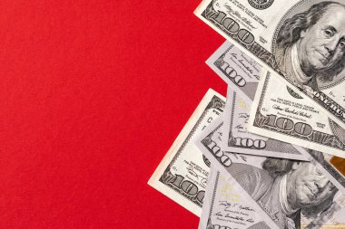 para kırmızı arkaplanda izole edildi