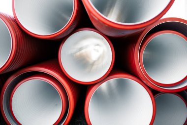 turuncu plastik boru sırtüstü