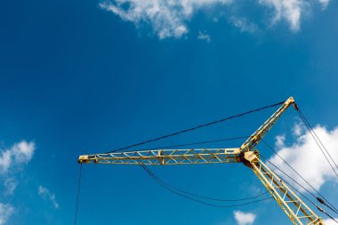 Mavi gökyüzü arka planında vinçleri olan inşaat alanı