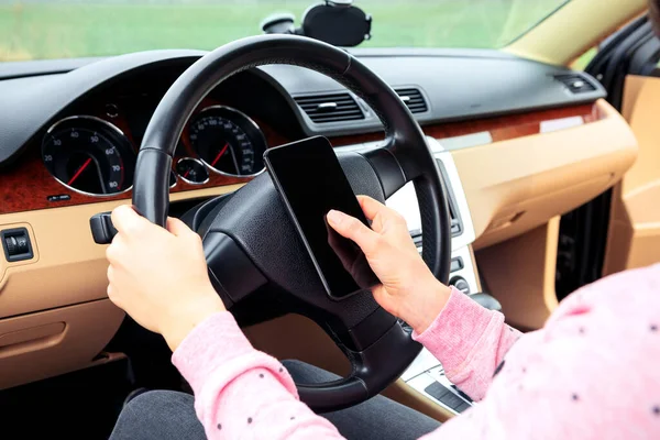 Mujer Hablando Teléfono Móvil Mientras Conduce Coche —  Fotos de Stock