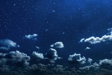 Arkaplan gece gökyüzü yıldızlar, ay ve bulutlarla