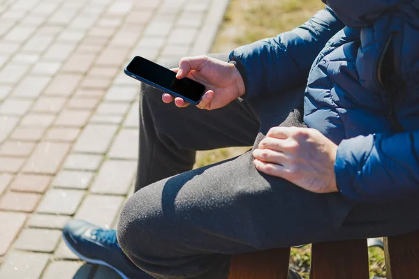 Człowiek Ręce Trzyma Czarny Smartfon Ładowania Baterii Zewnętrznego Zasilania Banku — Zdjęcie stockowe