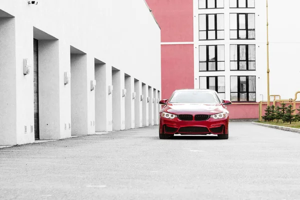 Moderno Coche Rojo Aparcado Cerca Casa Lujo —  Fotos de Stock