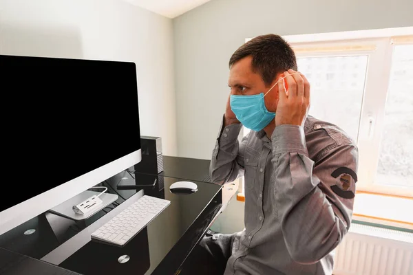 Coronavírus Jovem Homem Negócios Trabalhando Casa Usando Máscara Protetora Homem — Fotografia de Stock